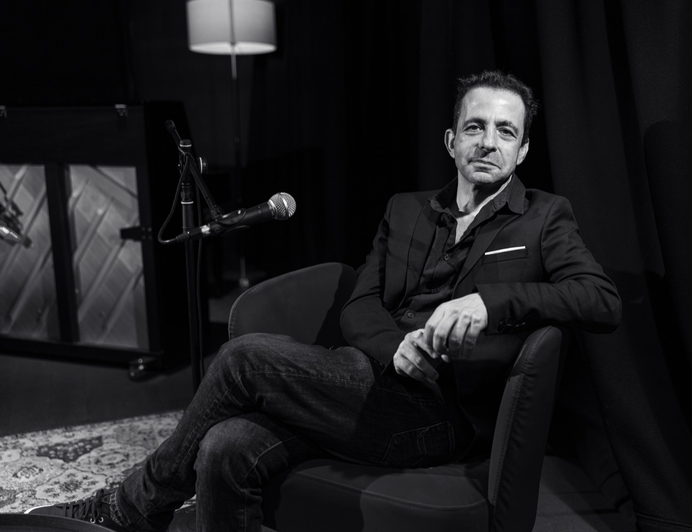 Jonathan Wingate hosting Sleeve Notes Nº.001